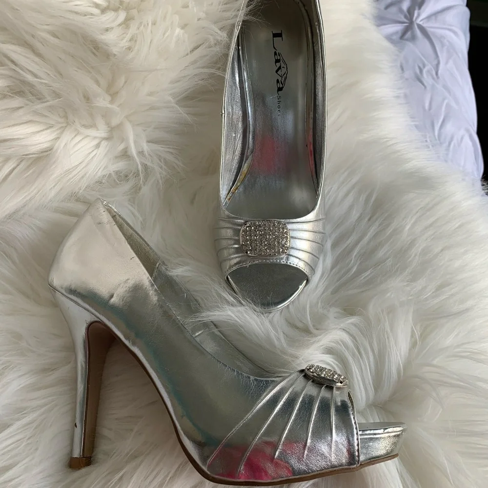 Lava•Elegant Silver Metallic Peep Toe Platform Pump-Size 7